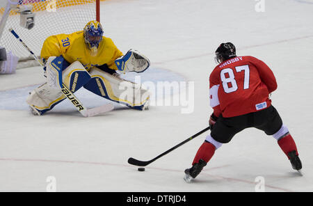 Sotschi, Russland. 23. Februar 2014. Sidney Crosby von Kanada Kerbe-Absicht auf Henrik Lundqvist von Schweden in die Mens Goldmedaille Spiel im Bolschoi Ice Dome während der Sotschi 2014 Winter Olympischen in Sotschi, Russland. © Paul Kitagaki Jr./ZUMAPRESS.com/Alamy Live-Nachrichten Stockfoto