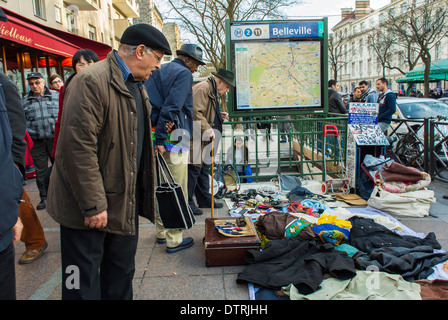 Paris, Frankreich., Senioren Männer Shopping, Immigranten Händler, französischer Flohmarkt im Belleville District, Käufer, die Waren wählen, Pariser Straßenszene Leute, Stapel Vintage Kleidung Markt france Street Paris tagsüber Stockfoto