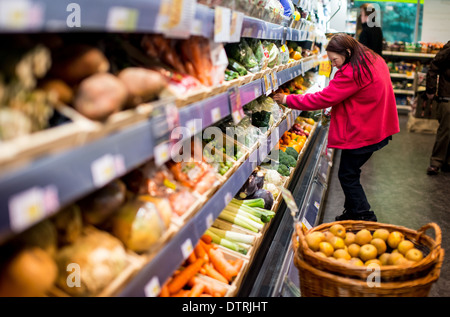 Bild von Darrencool eine Frau durchsucht die pflanzlichen Abschnitt in einem Supermarkt. Stockfoto