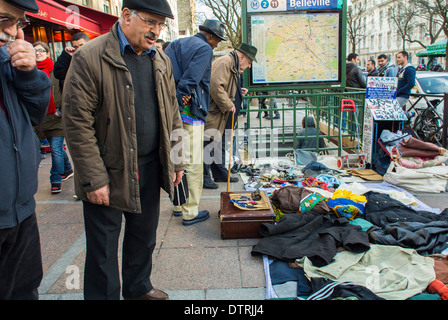 Paris, Frankreich, kleine Menschenmassen, Senioren kaufen französischer Flohmarkt in der Straße in Belleville, Stadtviertel, internationale Einwanderer, Einwanderung Stockfoto