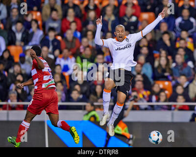 Valencia, Spanien. 23. Februar 2014. Mittelfeldspieler Sofiane Feghouli des Valencia CF (R) reagiert während der La Liga-Spiel zwischen Valencia und Granada im Mestalla-Stadion, Valencia-Credit: Action Plus Sport/Alamy Live News Stockfoto