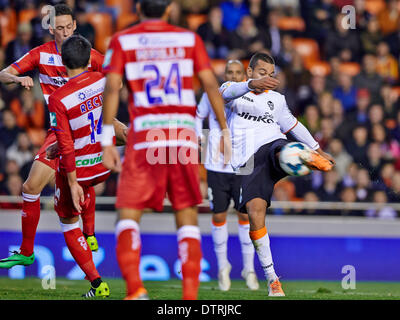 Valencia, Spanien. 23. Februar 2014. Verteidiger Ruben Vezo von Valencia CF (R) schlägt während der La Liga-Spiel zwischen Valencia und Granada im Mestalla-Stadion, Valencia-Credit: Action Plus Sport/Alamy Live News Stockfoto