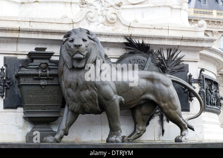 Eine Statue von einem bronzenen Löwen in Paris Frankreich Stockfoto