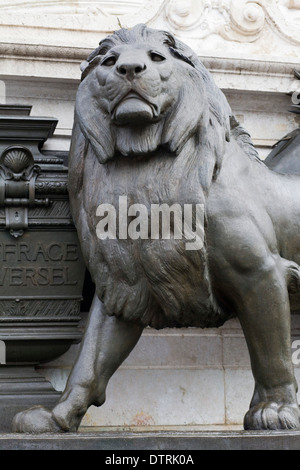 Eine Statue von einem bronzenen Löwen in Paris Frankreich Stockfoto