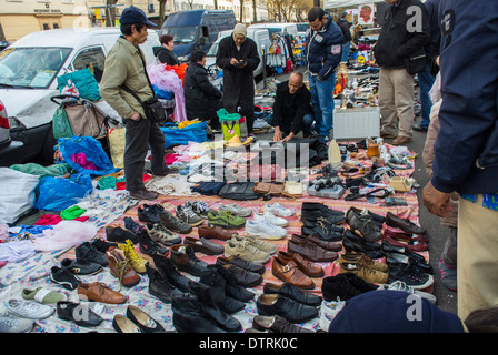 Paris, Frankreich., Kleingruppen, Einwanderer, chinesische Händler, französischer Flohmarkt in Chinatown Belleville District, Immigranten, die Gebrauchtbekleidung verkaufen, Schuhe auf Straßenverkäufern Stockfoto