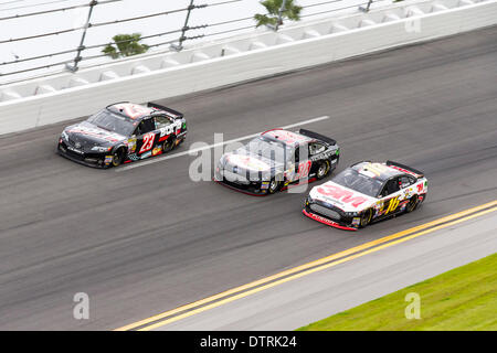 Daytona Beach, Florida, USA. 23. Februar 2014. Daytona Beach, NC - 23. Februar 2014: Alex Bowman (23), Josh Wise (98) und Greg Biffle (16) Kampf um die Position im Daytona 500 Rennen auf dem Daytona International Speedway in Daytona Beach, North Carolina. Bildnachweis: Csm/Alamy Live-Nachrichten Stockfoto
