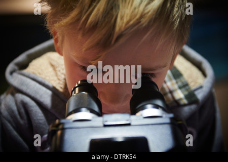 Porträt von Kind junge Blick durch das Mikroskop im Schülerlabor Stockfoto