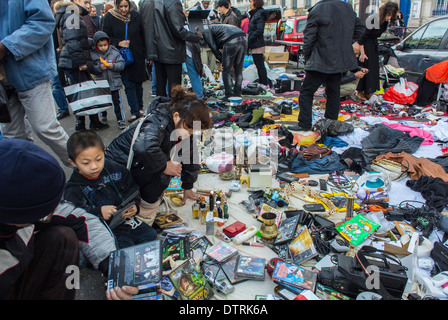 Paris, Frankreich. Immigrant Labor chinesische Händler, Migranten in Europa, Einkaufen, französische Flohmärkte in Belleville, Immigranten, die gefundene Produkte auf der Straße verkaufen, pariser chinesische Gemeinschaft Stockfoto