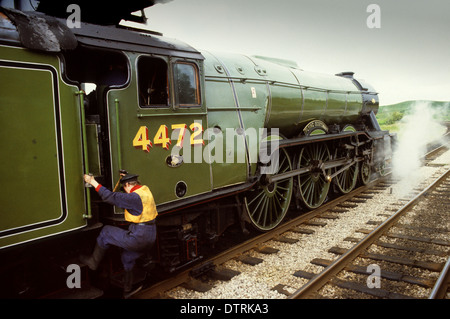 Lokführer Klettern an Bord der Flying Scotsman Dampflokomotive ziehen The North Yorkshireman 1981 Stockfoto