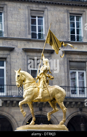 Statue von Jeanne d ' Arc am Place des Pyramides Paris Frankreich Stockfoto