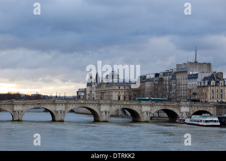 Stein gewölbten Brücke über den Fluss Seine mit Le Pont Neuf und Kathedrale Notre-Dame im Hintergrund Stockfoto