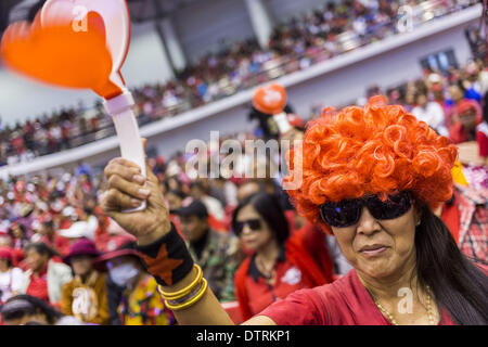 Nakhon Ratchasima, Nakhon Ratchasima, Thailand. 23. Februar 2014. Eine Frau Jubel für Red Shirt Lautsprecher in Korat. Die Einheitsfront der Demokratie gegen den Diktator (UDD oder Red Shirts), die die gewählte Regierung von Yingluck Shinawatra, inszeniert unterstützt die "UDD klingende der Schlacht Trommeln '' Rallye in Nakhon Ratchasima (Korat) gegen die Anti-Regierungs-Proteste, die Bangkok seit November gegriffen haben. Rund 4.000 der UDD Regionen und Provinzen Koordinatoren zusammen mit der Organisation Kernmitglieder trafen sich in der Liptapunlop Hall in seiner Majestät des Königs der 80. Geburtstag Anniversar Stockfoto