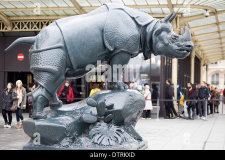 Nashorn-Statue außerhalb des Musee d ' Orsay, Paris, Frankreich Stockfoto