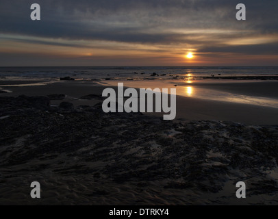 Sonnenaufgang am Boggle Loch, Robin Hoods Bay Stockfoto