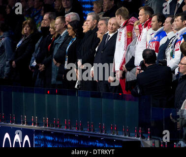 Sotschi, Russland. 23. Februar 2014. Russischen Präsidenten Vladimir Putin, links, im Gespräch mit Alexander Zubkov, Goldmedaillengewinner im Zweimann- und Vierer-Bob für Russland, bei der Abschlussfeier am Fisht Olympiastadion während der Sotschi 2014 Winter Olympischen in Sotschi, Russland. Bildnachweis: Paul Kitagaki Jr./ZUMAPRESS.com/Alamy Live-Nachrichten Stockfoto