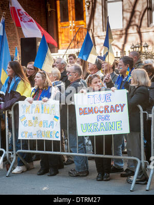 New York, USA. 23. Februar 2014. Ukrainisch-Amerikaner und ihre Unterstützer Rallye vor der ukrainischen Mission bei den Vereinten Nationen in New York auf Sonntag, 23. Februar 2014. Der Protest war zur Unterstützung der Entfernung des ukrainischen Präsidenten Viktor Yanukovych, der geschworen hat, um im Amt zu bleiben. Regierungstruppen haben kollidierte mit Demonstranten mit 82 Tote letzte Woche. Politische Analysten behaupten, dass das Schisma innerhalb des Landes zu brechen in zwei, eine Seite mit Europa und dem anderen mit Russland führen könnte.  Bildnachweis: Richard B. Levine/Alamy Live-Nachrichten Stockfoto