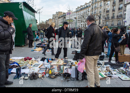 Paris, Frankreich, Menschen, die französische Flohmärkte im Viertel Belleville einkaufen, Einwanderer Europa, die in Müllprodukten verkaufen, Käufer, die Waren in der Pariser Straßenszene kaufen, einkommensschwache Nachbarschaft, europäische Einwanderer Stockfoto