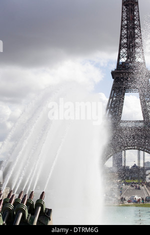 Wasser aus der Wasserwerfer aus der Trocodero in Richtung der berühmten Eiffel Tower Paris Frankreich abstrakte schießen Stockfoto