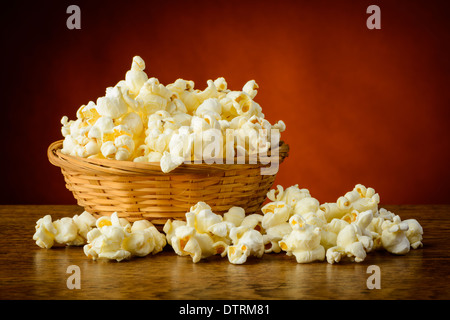 Stillleben mit traditionellen hausgemachten Popcorn in einem Korb Stockfoto