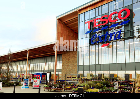 Zusätzliche Tesco Superstore, Supermarkt Kings Lynn, Norfolk England UK britisches Englisch Supermärkte Logo logos Stockfoto