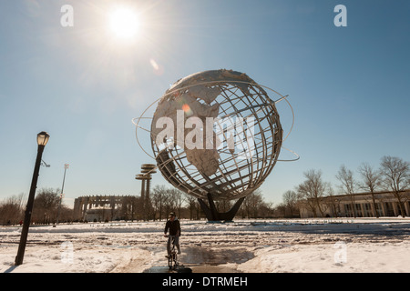 Die Unisphere und der New York State Pavillon, links, aus der 1964 / 65 Weltausstellung in Flushing Corona Meadows Park in Queens Stockfoto