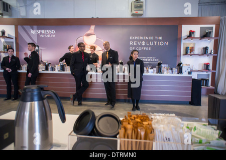 Baristas aufgereiht zum Nespresso Marke einschüssigen Kaffee servieren bei einer Werbeveranstaltung in New York Stockfoto