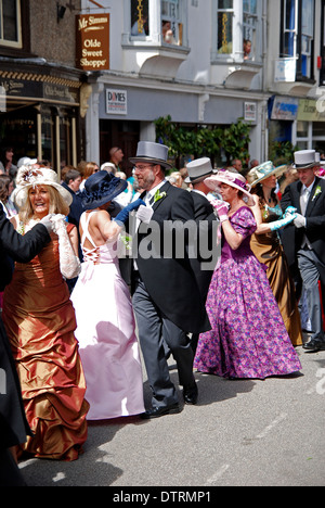 Tänzer am Mittag Floral Tanz während der jährlichen Flora Day Feierlichkeiten in Helston, Cornwall, UK Stockfoto