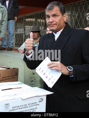 Quito, Ecuador. 23. Februar 2014. Ecuadors Präsident Rafael Correa wirft seinen Stimmzettel in der San Francisco Schule während der provinziellen und städtischen Wahlen in der Stadt von Quito, Hauptstadt von Ecuador, am 23. Februar 2014. Einige 11,6 Millionen Wählern landesweit wurden für 23 provinziellen Präfekten, 221 Bürgermeister, 867 Stadträte, 438 ländlichen Stadträte und 4.079 Nachbarschaft Board Sprecher an Wahlen teilnehmen. Bildnachweis: Santiago Armas/Xinhua/Alamy Live-Nachrichten Stockfoto