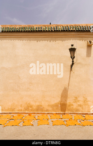 Trocknung, gefärbt versteckt in Place De La Kissariat Ben Youssef in der Medina von Marrakesch, Marokko. Stockfoto