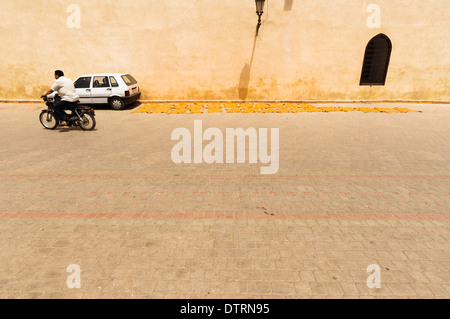 Trocknung, gefärbt versteckt in Place De La Kissariat Ben Youssef in der Medina von Marrakesch, Marokko. Stockfoto