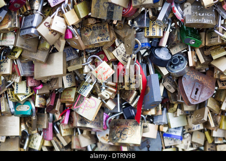 Schlösser der Liebe wünschen Schlösser links als Andenken von Touristen eine große Anzahl von Liebe Vorhängeschlösser zieren Paris berühmte Brücken Stockfoto