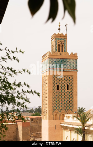 Molay Al Yazid Minarett gesehen vom Cafe Restaurant Nid Cigogne in der Medina von Marrakesch, Marokko. Stockfoto