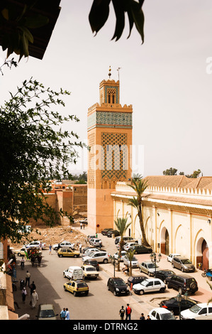 Molay Al Yazid Mosque gesehen vom Cafe Restaurant Nid Cigogne in der Medina von Marrakesch, Marokko. Stockfoto