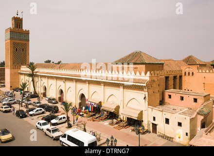 Molay Al Yazid Mosque gesehen vom Cafe Restaurant Nid Cigogne in der Medina von Marrakesch, Marokko. Stockfoto