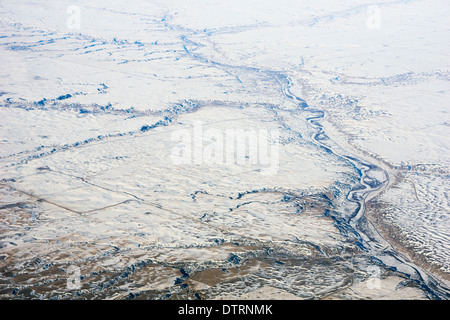 Dendritische Flussentwässerung in der Prärielandschaft, Luftaufnahme des schneebedeckten Red Deer River und der Nebenflüsse, Drumheller, Alberta, Kanada Stockfoto