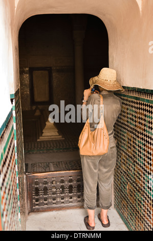 Eine Frau, die Fotos an den Gräbern der Saadiennes in Marrakesch, Marokko. Stockfoto