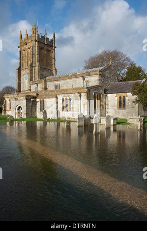 Überschwemmungen. Die Kirche von St. Mary The Virgin, Charminster, überflutet wie der Fluß Cerne wegen starker Regenfälle überflutet. Januar 2014. Dorset, England. Stockfoto