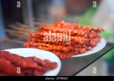 Huhn Darm, Schweineohren und Schweinedarm - Grill auf Stick, lokale Speisen in den Philippinen Stockfoto