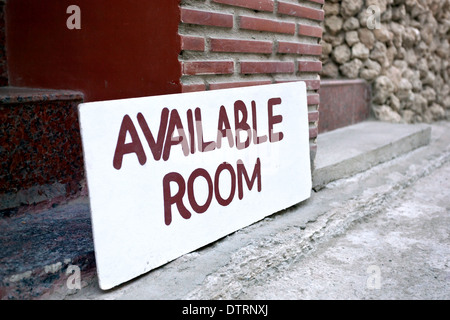 Verfügbare Zimmer Zeichen außerhalb Hotel, Vakanz Zimmer warten auf Gäste Stockfoto