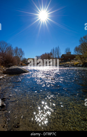 Arkansas Fluß läuft durch die historische Innenstadt von den kleinen Berg Stadt Salida, Colorado, USA Stockfoto