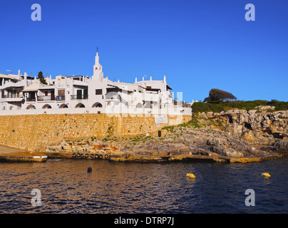 Ansicht von weiß getünchten Häusern in Binibeca Vell auf Menorca, Balearen, Spanien Stockfoto