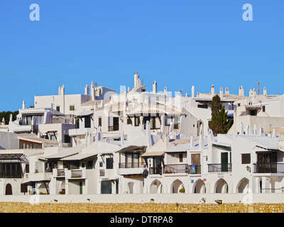 Ansicht von weiß getünchten Häusern in Binibeca Vell auf Menorca, Balearen, Spanien Stockfoto