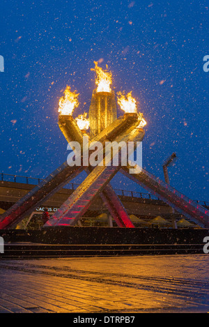 Kanadier feiern 2014 Olympic Hockey gold Medaillen durch Beleuchtung neu 2010 Olympische Flamme Kessel in Vancouver. Stockfoto
