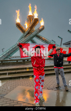 Kanadier feiern 2014 Olympic Hockey gold Medaillen durch Raffung an der 2010 Olympic Kessel in Vancouver. Stockfoto