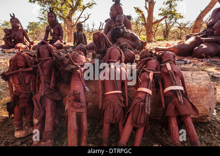 Nahaufnahme von Ton- und Perlen-Puppen, die ihre Stammeskultur zeigen, die von einer Gruppe einheimischer Frauen hergestellt wurde, um sie an Touristen in Damaraland, Namibia, zu verkaufen Stockfoto