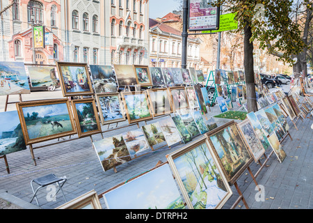 Gemälde und Bilder zum Verkauf an Touristen als Souvenirs auf der Straße in Kiew, Ukraine, Osteuropa Stockfoto