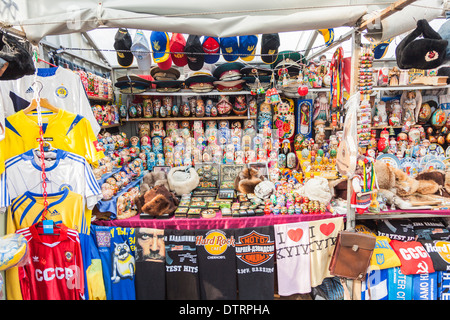 Bunt bemalt russische Puppen und andere Souvenirs zum Verkauf in am Straßenrand stand in Kiew, Ukraine Stockfoto