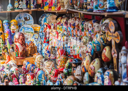 Bunt bemalt russische Puppen und andere Souvenirs zum Verkauf in am Straßenrand stand in Kiew, Ukraine Stockfoto