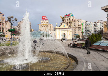 Unabhängigkeitsplatz, Maidan Nezalezhnosti, in der Innenstadt von Kiew (Kiew), Ukraine mit Lyadski-Tor, Brunnen und Gebäuden im sowjetischen Stil Stockfoto