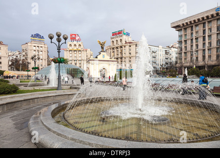 Platz der Unabhängigkeit, Maidan Nezalezhnosti, im Zentrum von Kiew, Ukraine mit Lyadski Tor, Brunnen und Sowjet-Stil Gebäude Stockfoto